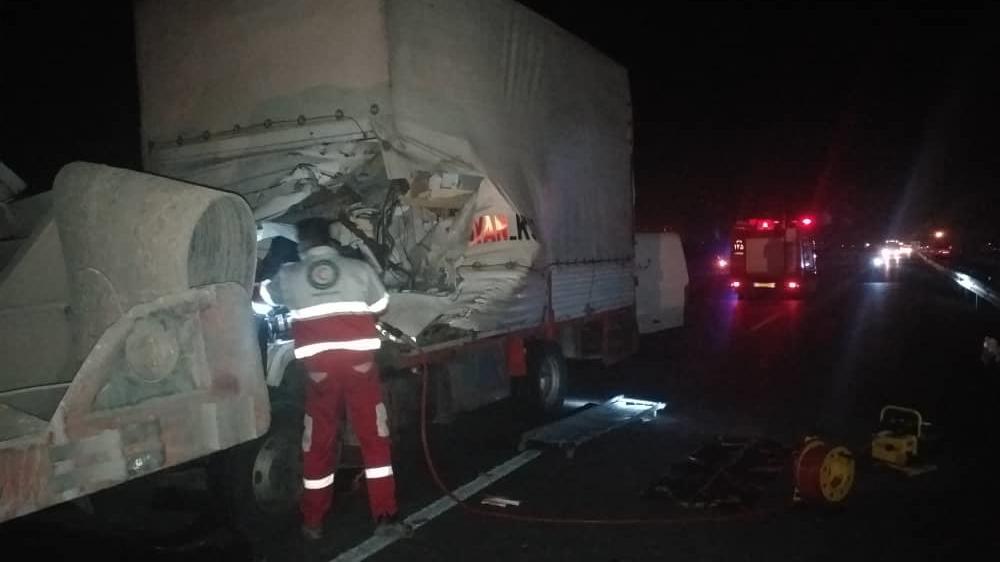 امدادرسانی نجاتگران هلالاحمر به حادثهدیدگان واژگونی کامیون در خرمبید